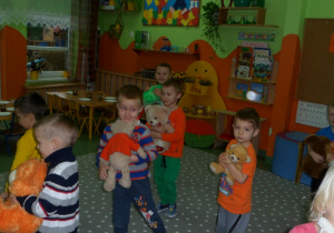 Dzieci z gr "Misiów" tańczą z swoimi pluszakami